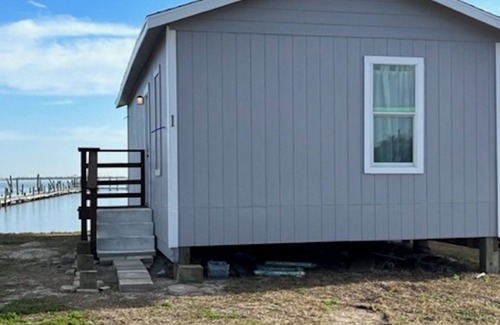 Aransas Pass Cabin | Waterfront 2 bedroom Cabin @Fin and Feather Marina in Aransas Pass. Full kitchen