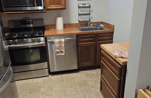 Fort Edward Apartment | Waterfront 2 Bedroom Apartment. With private yard in Queensbury with AC, Wi-Fi