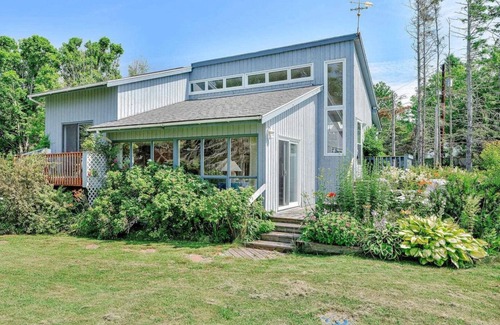 Stanhope Cottage | Waterfront 2 BR cottage on 1 acre private lot walking distance to beaches!