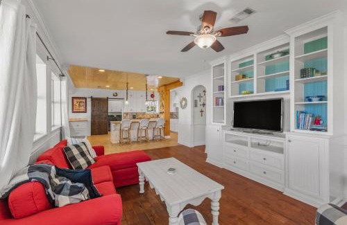 Sulphur House | Waterfront 3 Bedroom Home