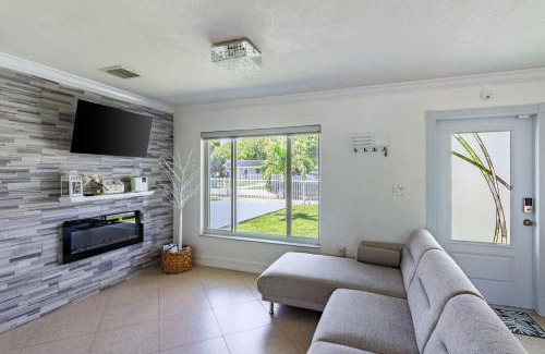 Miami Gardens House | Waterfront 3BR with Pool Tiki Hut & Mini Golf