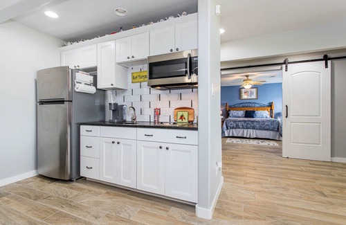 Kingsland House | Waterfront 5 BR w/Hot Tub Sleeps 13!