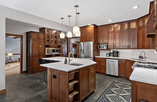 Essex County House | Waterfront 6bd/3.5bth, chef kitch, Adult Treehouse, Swimming, B-ball, Sleeps 12