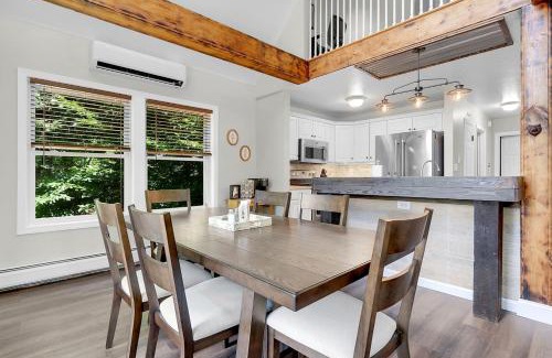 Gray House | Waterfront Access with Kayaks Private Deck and a Firepit