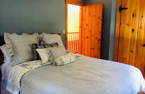 Barnstead House | WATERFRONT!! AMAZING SUNSETS - STUNNING FALL FOLIAGE - SKI GUNSTOCK!!