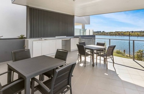 Birtinya Apartment | WATERFRONT APARTMENT 100mtrs to (SCUH)