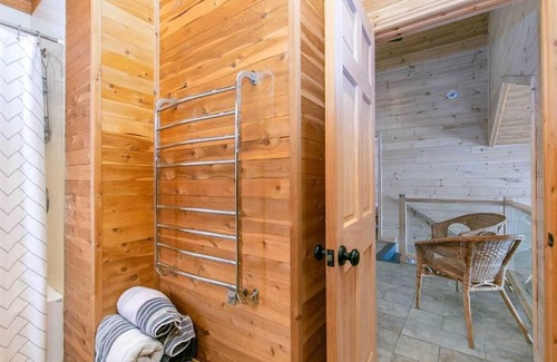 Northern Bruce Peninsula Ski Chalet | *WATERFRONT*BEAUTIFUL MODERN TOBERMORY COTTAGE