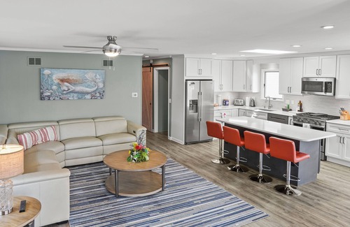 Keen-Wik On the Bay House | WATERFRONT! Bring Your Own Boat! Fits Large Families (2 Living Rooms, Sleeps 14)