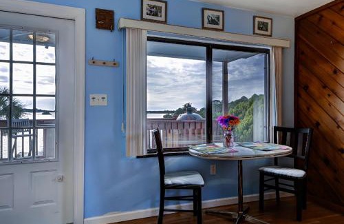 Cedar Key House | Waterfront Cedar Key Duplex Home Grill and Dock!