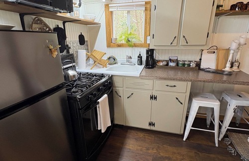 Spruce Pine House | Waterfront Collin’s cabin