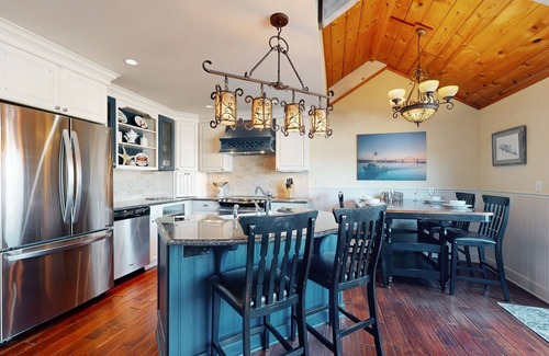 Historic Bayfront Condo | Waterfront condo with bay views & shared gym - dog-friendly