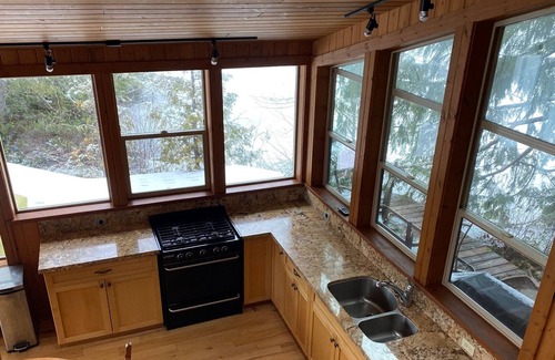 Woodfibre Cottage | Waterfront Cottage on acreage - 1hr from Vancouver - 7 N Min-Levette Lake
