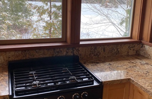 Woodfibre Cottage | Waterfront Cottage on acreage - 1hr from Vancouver - 7 N Min-Levette Lake