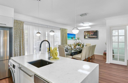 Toukley House | Waterfront Entertainers Haven