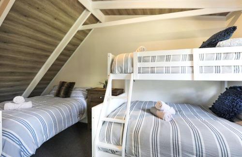 St. Georges Basin House | Waterfront Getaway, Pet Friendly & 1 Night Stays!