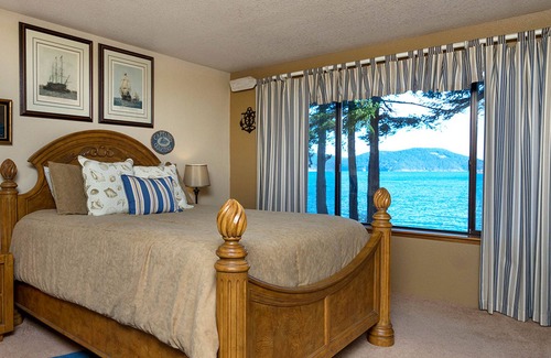 Lopez Island House | Waterfront home with beach access & great location for exploring north Island