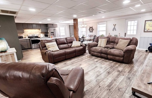 Cullman House | Waterfront Lakehome minutes to I-65 PRIVATE BOAT LAUNCH! ZERO steps to the water