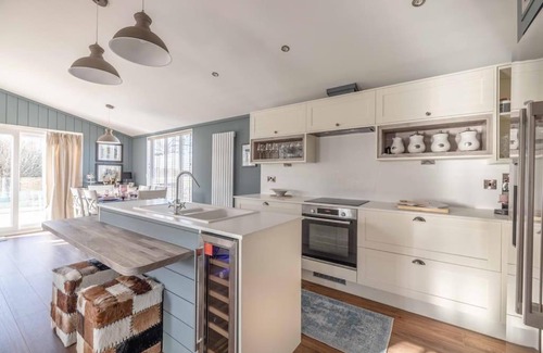 Windsor House | Waterfront Lodge Windsor Racecourse Marina