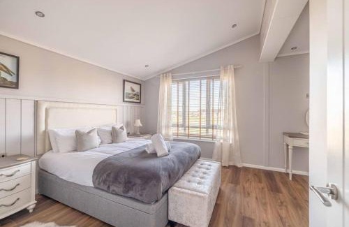 Windsor House | Waterfront Lodge Windsor Racecourse Marina