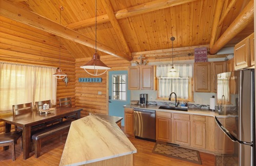 Sunrise Beach Cabin | Waterfront Log Cabin Log Cabin | Waterfront | Family Friendly | Updated