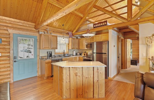 Sunrise Beach Cabin | Waterfront Log Cabin Log Cabin | Waterfront | Family Friendly | Updated