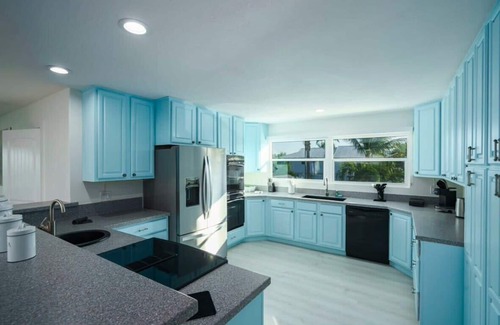 St. Lucie Village House | Waterfront Luxe Pool 6BR Home - N