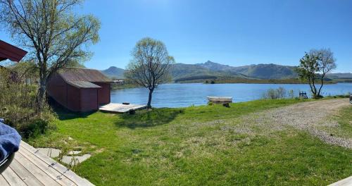 Vestvagøy House | Waterfront mountain view cabin Lofoten