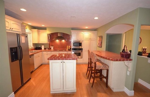 Traverse City House | Waterfront on West Bay. 15 min to Traverse. Fire pit, gas grill, Sauna, AC