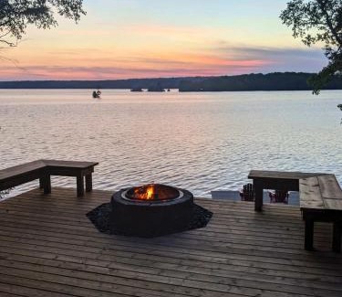 Rideau Lakes House | Waterfront open concept dream cottage with hot tub