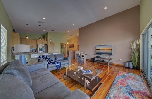 Spring Hill House | Waterfront Paradise ☼ Paddle to Gulf ☼ Resistance Swimming Spa