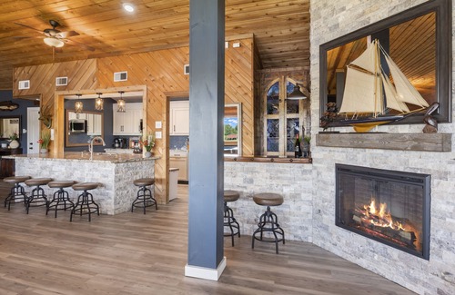 Barrett House | Waterfront Private beach, Boat launch & Dock on San Jacinto River