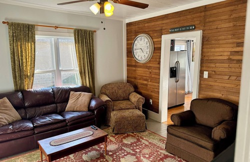 Dover Cottage | Waterfront Private Retreat - Near Downtown
