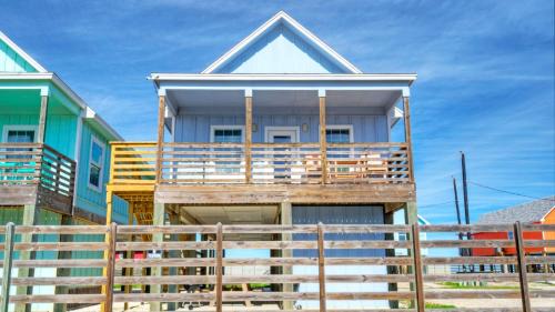 Flour Bluff House | Waterfront Shared Pool w Bay Views Boat Dock Oscars Lodge by AvantStay