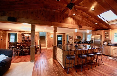 Meredith House | Waterfront Spacious 7-bedroom house with AC, WiFi in pleasant Meredith
