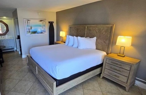 Trailer Estates Hotel | WATERFRONT STUDIO UNIT 107 at the Ramada Inn Sara Bay Marina 7150 N Tamiami Tr