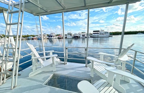 Tavernier Boat Rental | Waterfront Sunset View Aqua Villa Dolphin @ Mangrove Marina Resort