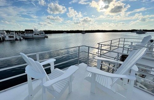 Tavernier Boat Rental | Waterfront Sunset View Aqua Villa Dolphin @ Mangrove Marina Resort