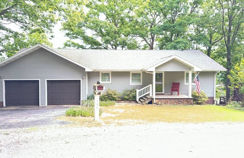Goreville House | WATERFRONT Vacation! {3 bed 2 bath. Sleeps 13}