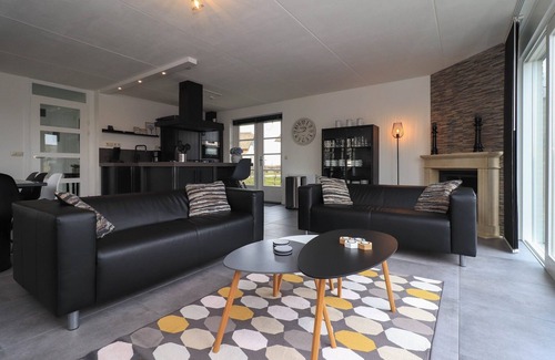 Makkum Villa | Waterfront villa with sauna in Friesland