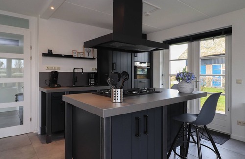 Makkum Villa | Waterfront villa with sauna in Friesland
