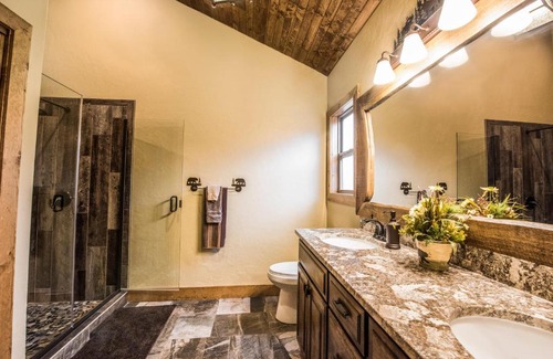 Indian Point House | WaterMill Cove Resort 8Bed Lakefront Lodge 2 miles to SDC HUGE POOL