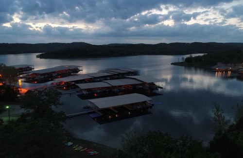 Indian Point House | WaterMill Cove Resort LUXURY 8Bed 8BA Lakefront Lodge HUGE POOL 2 miles to SDC MiniGolf