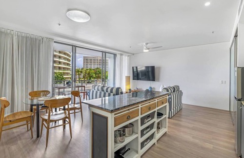 Cairns Central Business District Apartment | Waters Edge at Harbour Lights Poolside Convenience