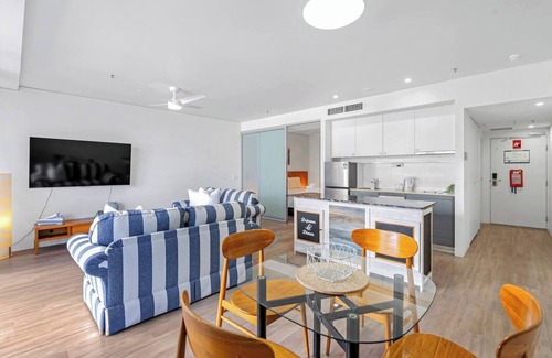 Cairns Central Business District Apartment | Waters Edge at Harbour Lights Poolside Convenience