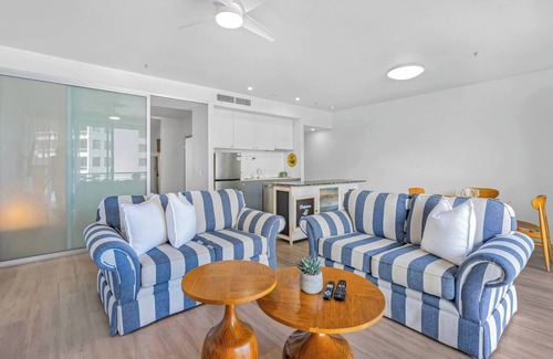Cairns Central Business District Apartment | Waters Edge at Harbour Lights Poolside Convenience