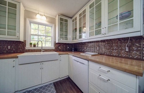 Bowling Green Cottage | Water’s Edge Cottage —3-BR Lake Stay—Boat Rental!
