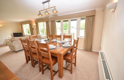 Wroxham House | Waters Edge Cottage - Wroxham