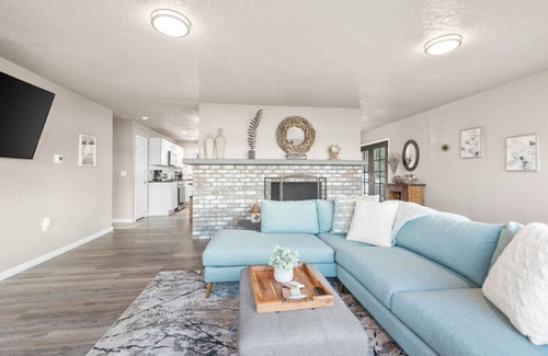 Retsil House | Waterviews, Gameroom, close to DT, & Ferries!