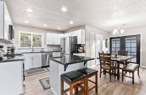 Retsil House | Waterviews, Gameroom, close to DT, & Ferries!