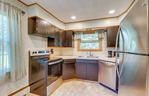 Watkins Glen House | Watkins Glen Home w/Hot Tub ~ 3 Mi to Raceway!